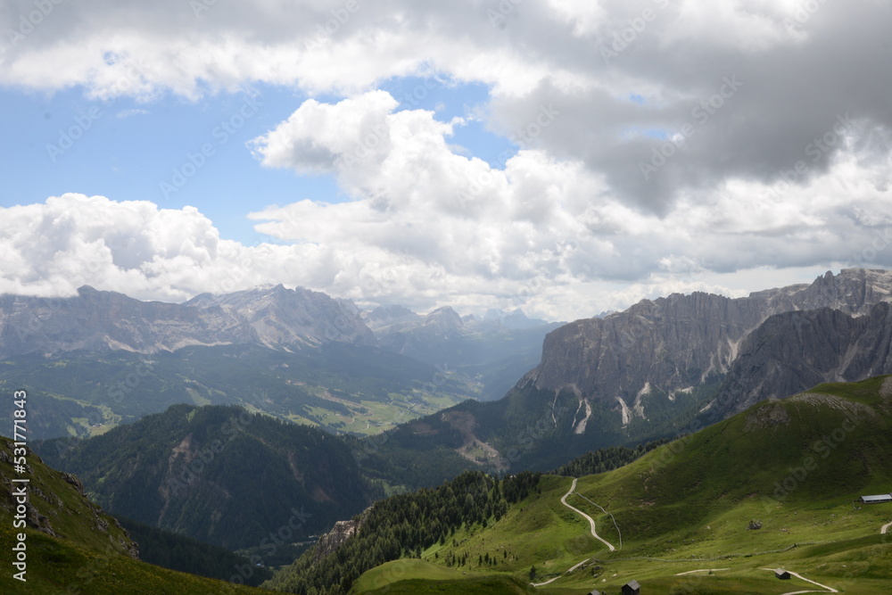 Obraz premium Alpines Panorama in den Dolomiten im Sommer