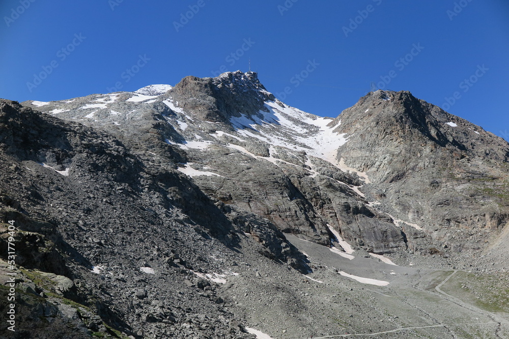 Obraz premium Wanderweg zur Fuorcla Surlej mit Blick zur Corvatsch Bergstation, Engadin