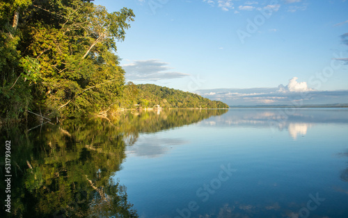 Fototapeta Naklejka Na Ścianę i Meble -  Beautiful jungle at Lake Peten Itza, El Remate, Petén, Guatemala