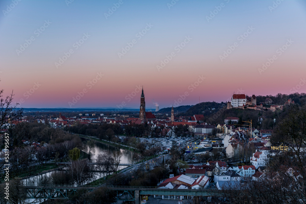 Landshut Sonnenuntergang Timelapse, Atomkraftwerk Isar 1 tront über die Stadt
