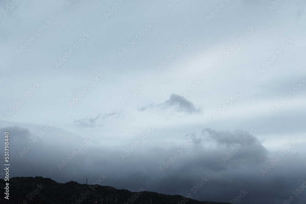 台風が接近中。六甲山の稜線に湧き上がる雲 台風が接近中。六甲山の稜線に湧き上がる雲