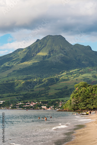 La Montagne Pelée vue depuis la plage de l'Anse Turin