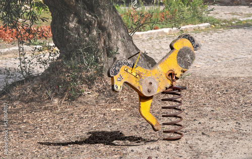 Cavalo de um jardim de infância destruído, sem crianças a brincar photo