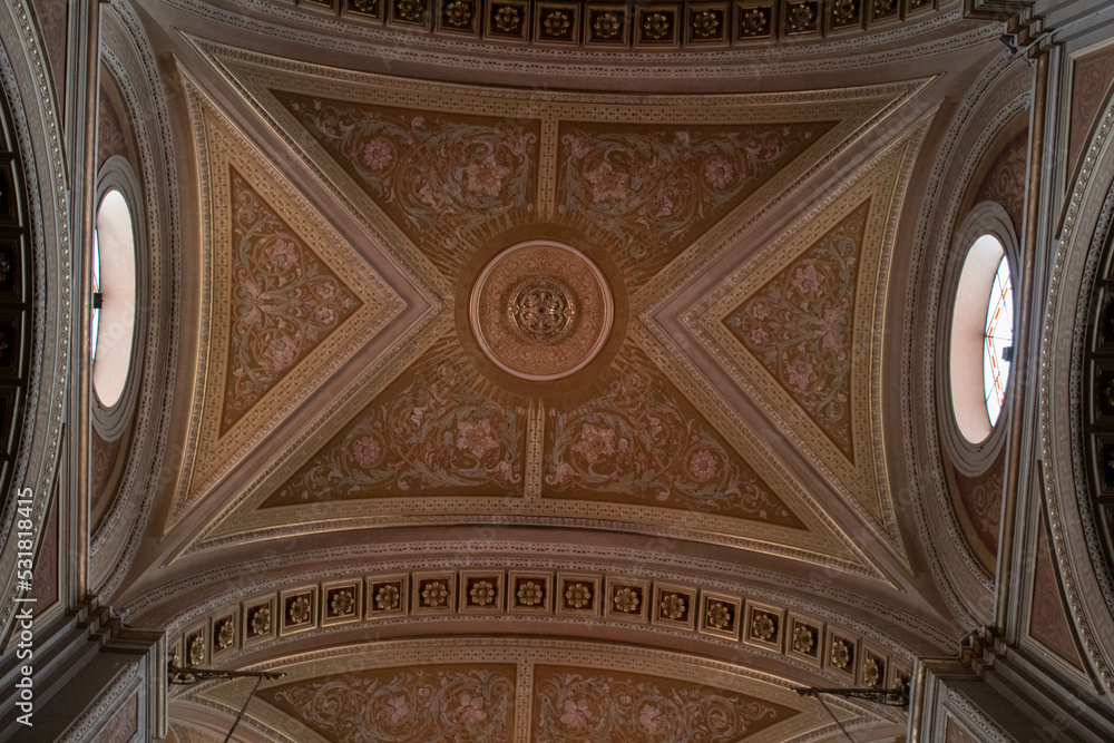 techo de iglesia con decoración estilo barroco
