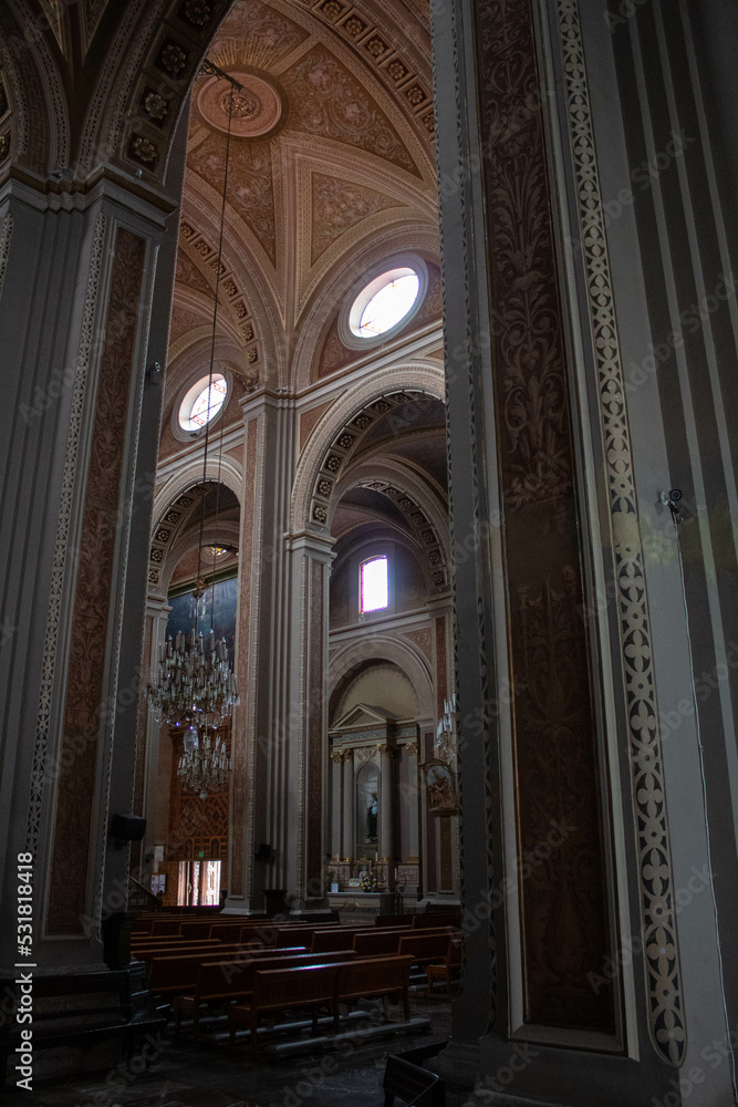 arcos al interior de catedral barroca de Morelia