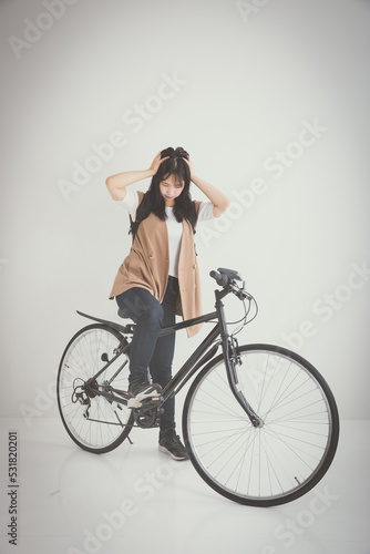 Fototapeta Naklejka Na Ścianę i Meble -  自転車に乗る女性　bicycle