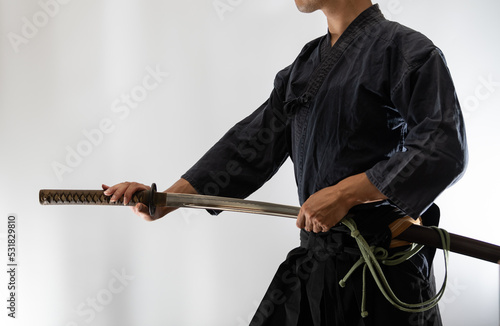日本刀を構える人物 © Josiah.S