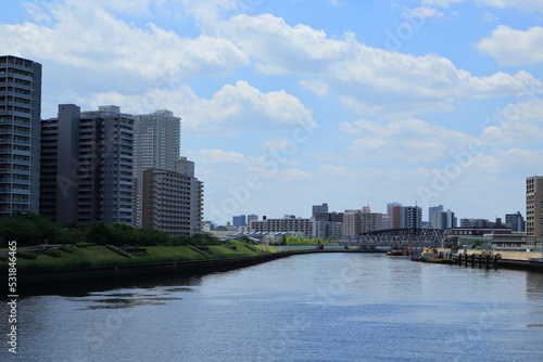 隅田川沿いに建ち並ぶマンション群 © isami