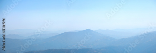 Panorama sur les sommets de la montagne d'Estrela au Portugal. La chaleur estivale enveloppe les monts d'une brume bleuté.
