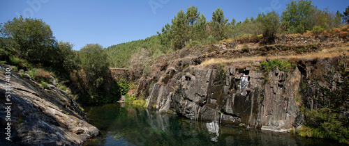Bassin d'eau naturel au pied d'une cascade dans la montagne sauvage de la Serra d'Estrela au Portugal.