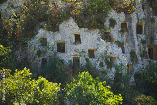 Foto delle tombe scavate nella roccia, nella necropoli di Pantalica in Sicilia