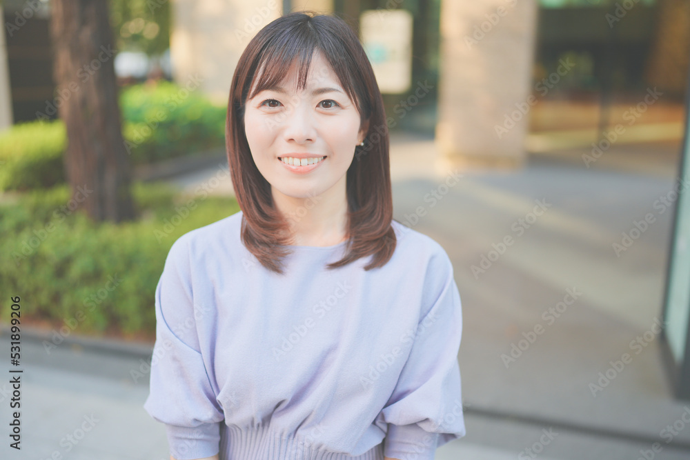 若い女性の正面ポートレート