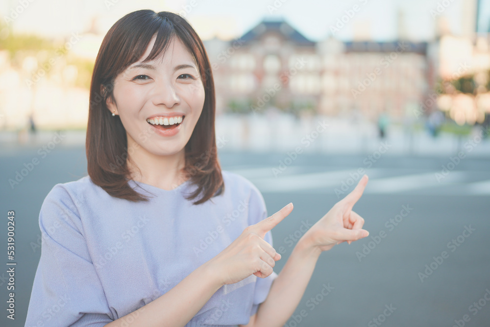 東京駅で観光をする若い女性