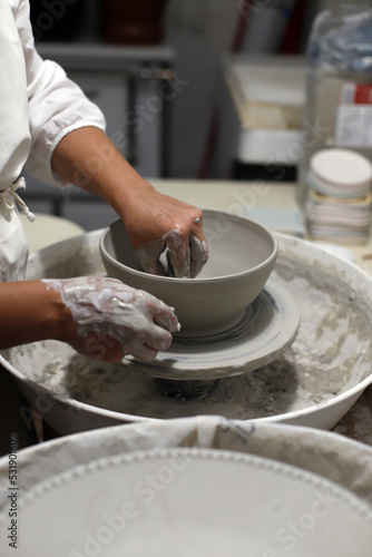 alfarera de la cerámica trabajando en el torno manual