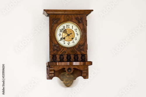 Wanduhr, mit Pendel, braun, verziert , neun Ziffern, drei Zahlen, europäische Zahlen