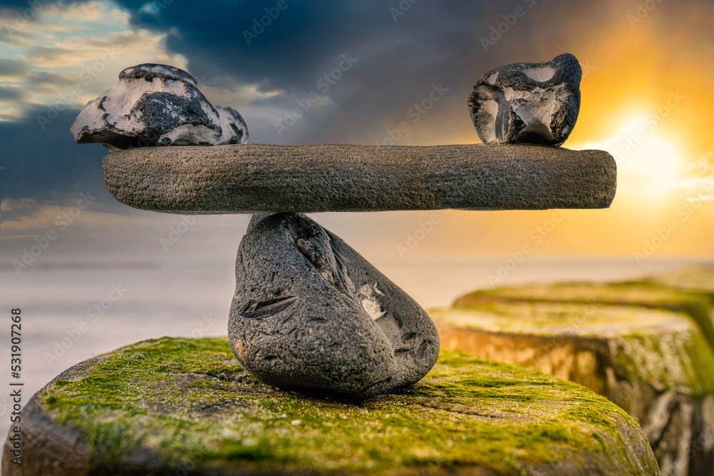 im Gleichgewicht der Kräfte - natürliche Wage aus Steinen am Meer - Symbolfoto - obrazy, fototapety, plakaty 
