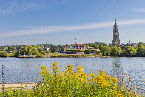 Skyline van Rhenen met Cunerakerk en restaurant aan het water in Provincie Utrecht. De Nederrijn is heel smal en extreem laag water als gevolg van de hittgolf in de zomer van 2022