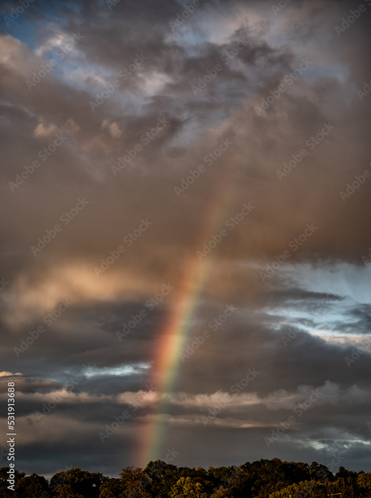 Regenbogen vor dramatischen Wolkengebilden