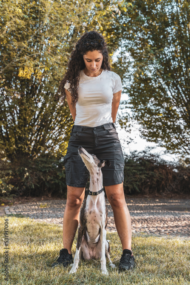 foto-de-beautiful-female-dog-trainer-is-training-her-dog-in-an-outdoor