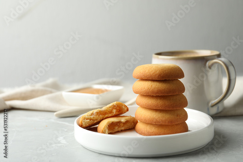 Canvastavla Tasty shortbread cookies with filling on light grey marble table