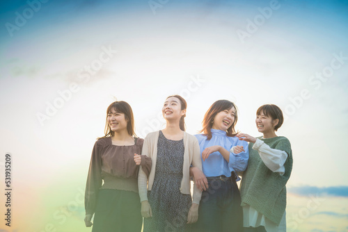 Bild auf Leinwand カジュアルな雰囲気の4人の若い女性