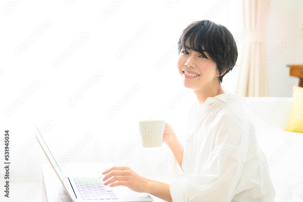 コピースペースが使いやすい綺麗な逆光の中仕事をする女性 コピースペースが使いやすい綺麗な逆光の中仕事をする女性