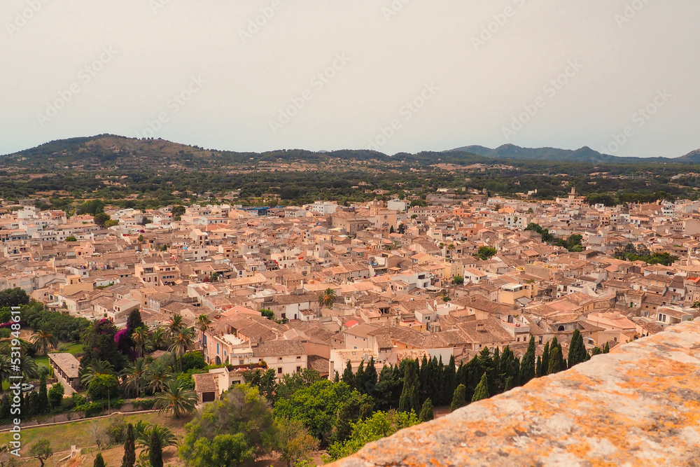Spanische Stadt Arta, Mallorca. Blick von oben