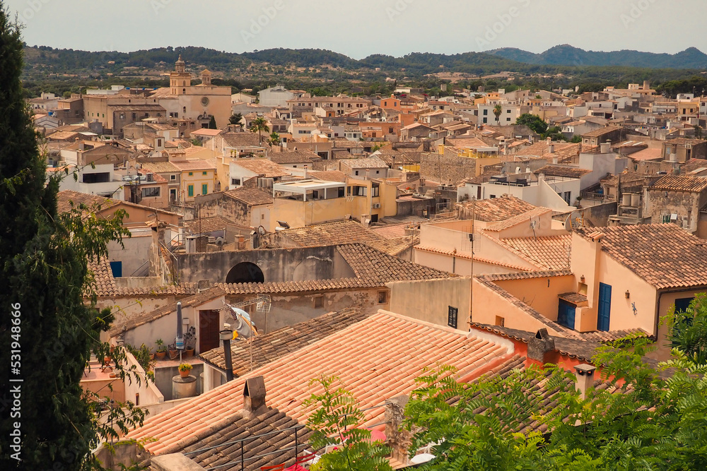 Spanische Stadt Arta, Mallorca. Blick von oben