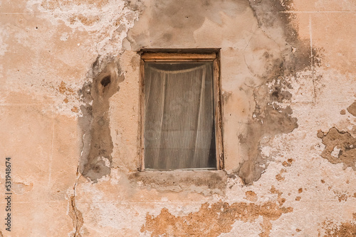 Marode Fassade mit einem kleinen Fenster in Spanien, Mallorca