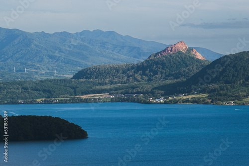 サイロ展望台から洞爺湖越しの昭和新山の眺望