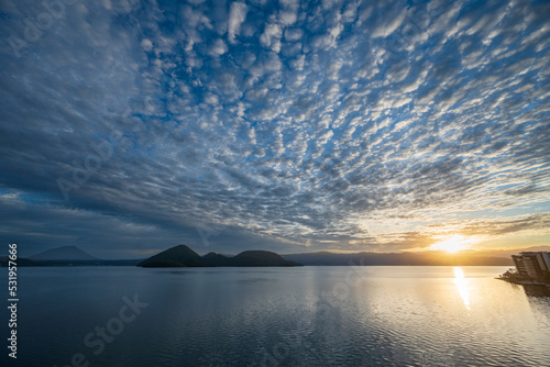 Tableau sur toile 洞爺湖上のうろこ雲の色を変えていく朝日