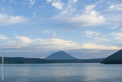 雲が広がる青空のもと洞爺湖越しの羊蹄山