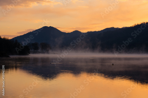 千丈寺湖（兵庫県）の夜明け