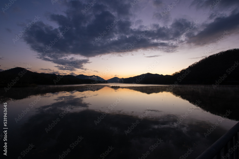千丈寺湖(兵庫県)の夜明け