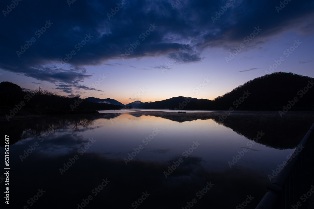千丈寺湖(兵庫県)の夜明け