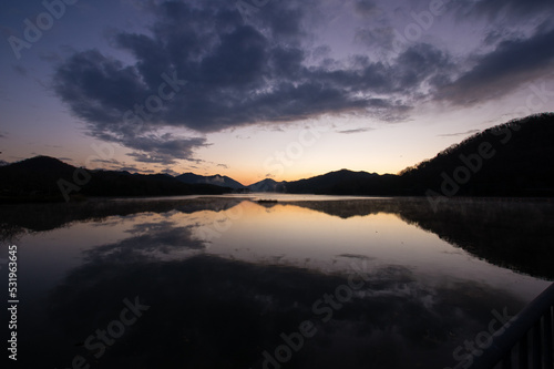 Obraz na płótnie 千丈寺湖(兵庫県)の夜明け w salonie