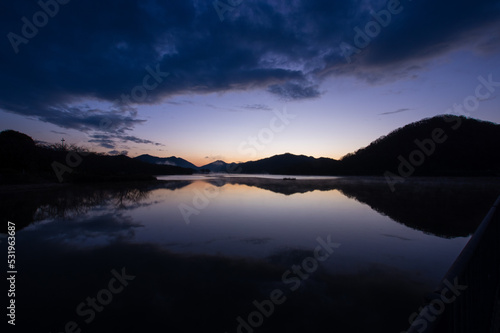 Obraz na płótnie 千丈寺湖(兵庫県)の夜明け w salonie