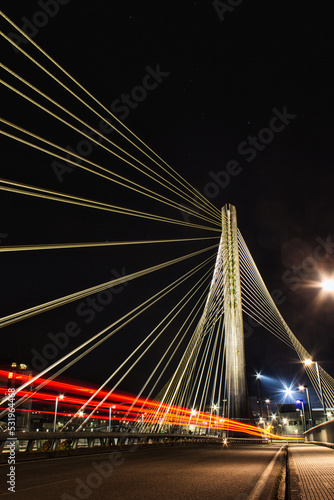 Puente de los tirantes sobre el Río Lerez en Pontevedra, Estela roja de un coche pasando.