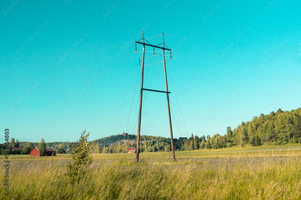 Tendido eléctrico antiguo en una granja