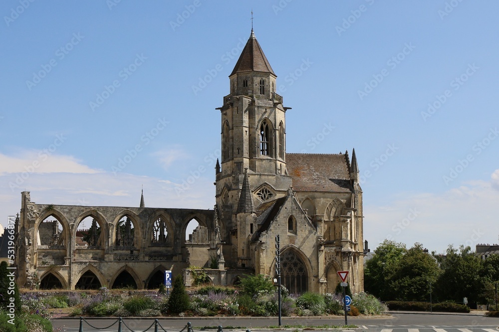 L'église Saint Etienne le vieux, église gothique, vue de l'extérieur, ville de Caen, département du Calvados, France