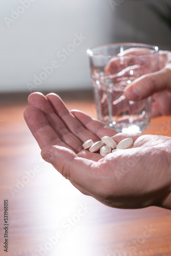 Wallpaper Mural 薬を飲む男性 Torontodigital.ca