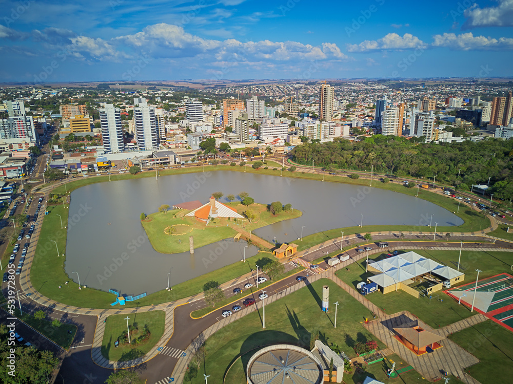 Visão Aérea do Lago e Cidade de Toledo, Paraná, Brasil. - obrazy, fototapety, plakaty 