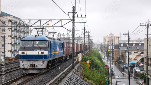 雨の日の貨物列車