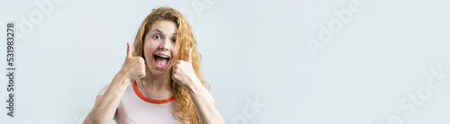 Photo Happy young caucasian redhead female in summer shirt holds her head