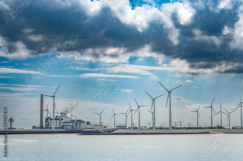 Foto Kraftwerk Emden mit Windrädern und dramatischen Himmel