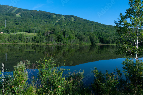 Lac Mont Ste-Anne à St-Ferrèol les neiges,eau calme au petit matin avec un beau reflet