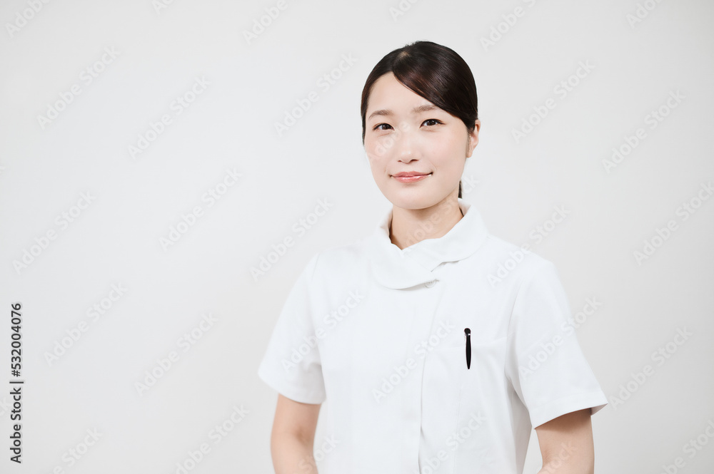 白衣の若い女性 白衣の若い女性