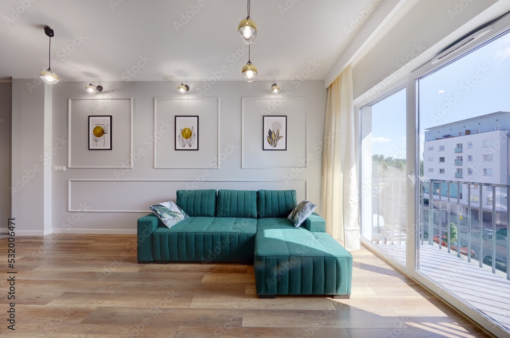 Piękny salon w nowoczesnym apartamencie z zieloną sofą - obrazy, fototapety, plakaty 