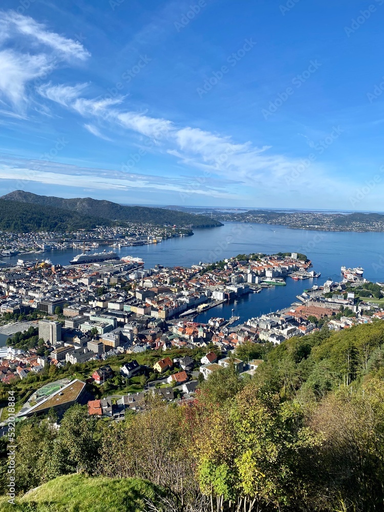 Panoramablick vom Berg Fløyen auf die Stadt Bergen, Norwegen