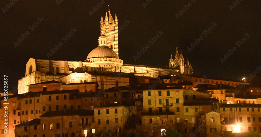 Nächtliches Panorama der mittelalterlichen Altstadt von Siena	
